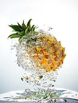 Ananas schizzi acqua 