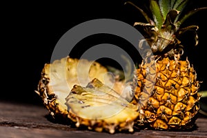 Ananas na tmavý dřevěný 