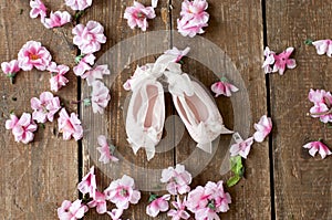 Pink baby booties with bow ribbon