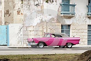 Pink cabrio in Havana