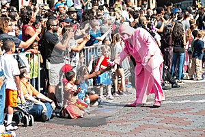 Pink Darth Vader Interacts With Atlanta Dragon Con Parade Spectators