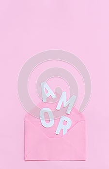 Pink envelope and text AMOR on a light pink background
