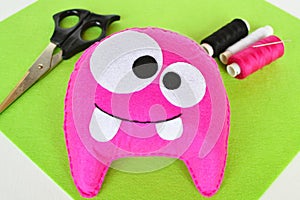 Pink felt monster - handmade toy. Easy crafts for kids. DIY crafts idea. Step