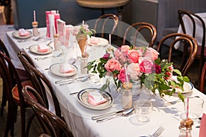 Pink flower design on the served restaurant table for Sunday girly brunch party