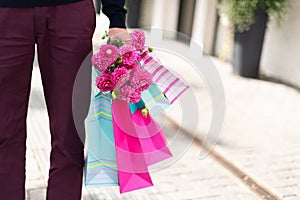 Rosa fiori maschio mani un borse sul mattone. madri da donna giorno del matrimonio. ciuffo da porridge 
