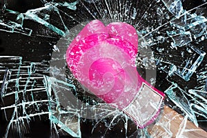 Růžový moc rozbíjení sklo.  