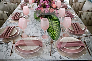 Pink luxury glassware table flower decoration with glass globets wedding event party at night, coctel table with candles