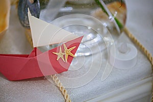Pink paper origami boat with starfish design, wedding table decoration