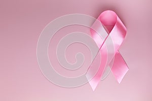 Rosa cinta sobre el rosa cómo de una mujer senos enfermedad. senos cáncer un mes conciencia cinta. 