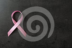 Rosa cinta a espacio sobre el oscuro,. senos cáncer conciencia 