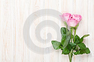 Rosa rose Attraverso di legno tavolo 