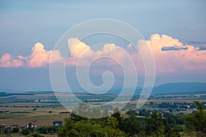 Ružové búrkové mraky nad krajinou na Slovensku