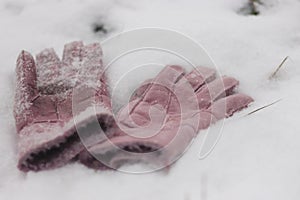 Ružový starodávny kože rukavice ukončená dole na sneh. starý tučný teplý rukavice teplý ovčia kožušina srsť podšívka ležiaci v sneh 