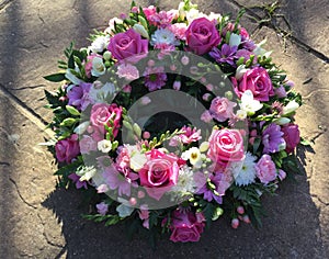 Ružový a biely pohreb veniec 
