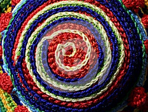 Pinwheel with woven threads in the shape of a circle