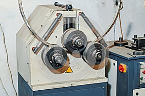 Pipe bending machine