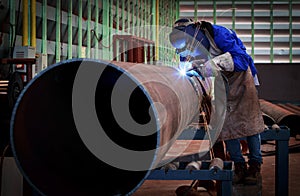 Pipe welding on the pipeline