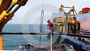 Pipelayaer platform crane lifts cable from deck of tug