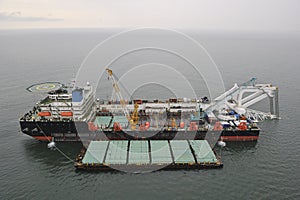 Pipelaying barge