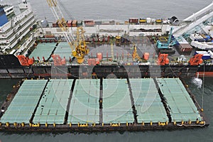 Pipelaying barge