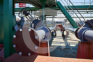 Pipeline for loading liquid cargo on an oil tanker