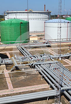 Pipeline and storage tanks