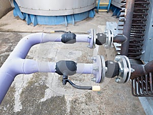 Pipelines with pressure gauge and rubber vibration damper