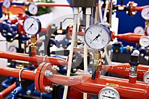 Piping with manometers for industry