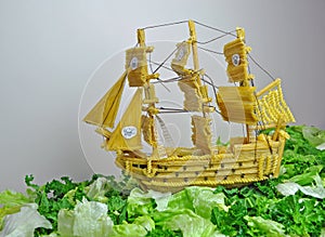 Pirát loď vyrobený cestoviny 