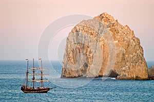 Pirata barco a la roca 