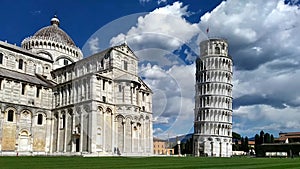 Pisa cathedral and the world famouTimelapse of the Pisa cathedral and the leaning tower on a cloudy days leaning tower