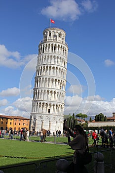Pisa Leaning tower through tourists