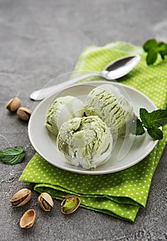 Pistachio ice cream and mint