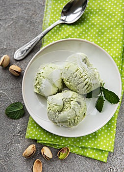 Pistachio ice cream and mint