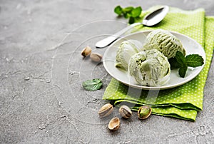 Pistachio ice cream and mint