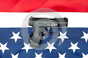 Pistolas Americano bandera un piso colocar sobre el gris. unido Estados pistolas leyes armas a armas 