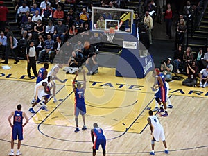 Pistons Player Tracy McGrady shoot a free throw