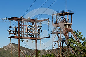 Pit mine headframe