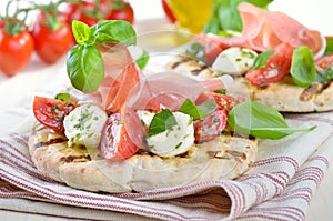 Pita bread with salad and ham