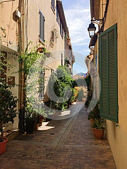 Pittoresque narrow alley with southern flair of meditterranean old fisher village Cassis in Southern France