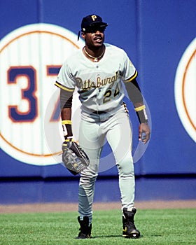 Pittsburgh Pirates outfielder Barry Bonds