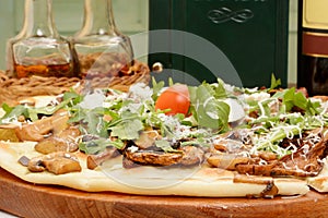 Pizza with bacon, mushrooms and arugula