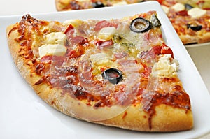 Pizza with bacon, olives, goat cheese and red pepper