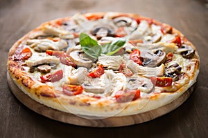 Pizza with chicken, tomato and mushrooms