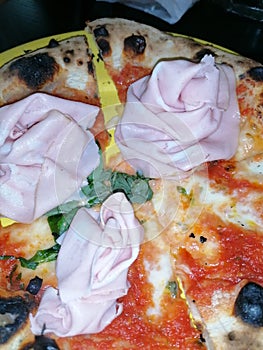 Pizza fatta in casa con gli amici. Pizza casalinga. Pizza italiana. Pizza Margherita. photo