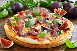 Pizza with figs,