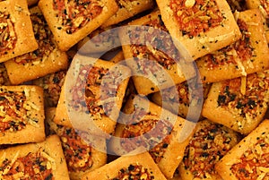 Pizza-flavored aperitif crackers photo