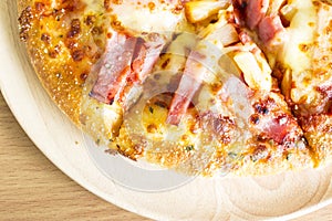 Pizza, ham, cheese, Hawaiian style.