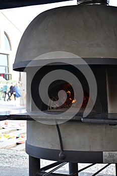 Pizza and lahmacun oven, put the product and take it back after 1.5 minutes.