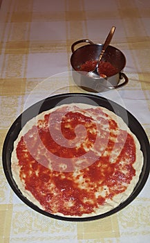 Pizza Margherita preparazione photo